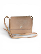 Cargar imagen en el visor de la galería, Bolso Tommy Hilfiger Original Nude – Crossbody Minimalista con Solapa - BGP