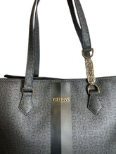 Cargar imagen en el visor de la galería, Bolsa Tote GUESS Gris con Franja Central - BGP