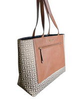 Cargar imagen en el visor de la galería, Bolsa Tote Tommy Hilfiger Monogram Café &amp; Camel - BGP