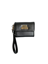 Cargar imagen en el visor de la galería, Cartera Wristlet Steve Madden Negra con Logo Dorado - BGP