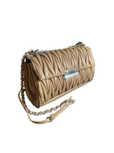Cargar imagen en el visor de la galería, Bolsa Crossbody Steve Madden Acolchada Beige con Cadena - BGP
