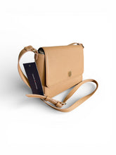 Cargar imagen en el visor de la galería, Bolso Tommy Hilfiger Original Nude – Crossbody Minimalista con Solapa - BGP