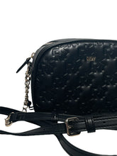 Cargar imagen en el visor de la galería, Bolsa Bolsa De Hombro Dkny Diseño Lisa Negra Con Correa De Hombro Negra Y Herrajes Metal. - BGP
