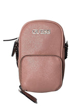 Cargar imagen en el visor de la galería, Crossbody Guess Rosa Compacto con Detalles de Cadena - Estilo Moderno y Funcional - BGP