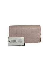 Cargar imagen en el visor de la galería, Crossbody Steve Madden Rosa con Textura en Relieve y Cadena Dorada - BGP