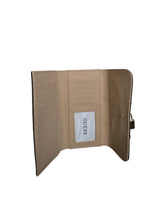Cargar imagen en el visor de la galería, Cartera Larga GUESS Monograma Café con Broche Dorado - BGP