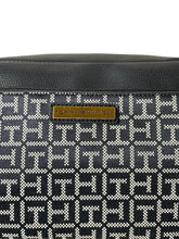 Cargar imagen en el visor de la galería, Bolso Tommy Hilfiger Black Monogram + Monedero Original Importada - BGP