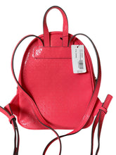 Cargar imagen en el visor de la galería, Mochila Mini Guess Monograma Coral Original Importada  21 Cm Alto × 17 Cm Ancho × 8 Cm Elegancia Práctica Con Un Toque Vibrante - BGP