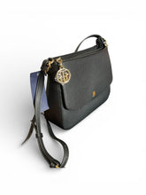 Cargar imagen en el visor de la galería, Bolso Tommy Hilfiger Original Negro con Cadena Dorada – Crossbody &amp; Shoulder Bag - BGP