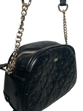 Cargar imagen en el visor de la galería, Bolsa Bolsa De Hombro Dkny Diseño Lisa Negra Con Correa De Hombro Negra Y Herrajes Metal. - BGP