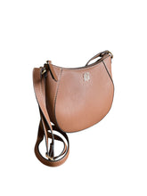 Cargar imagen en el visor de la galería, Crossbody Tommy Hilfiger Café – Elegancia Práctica - BGP
