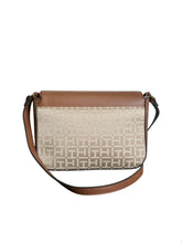 Cargar imagen en el visor de la galería, Bolsa Crossbody Tommy Hilfiger Café con Monograma Beige - BGP