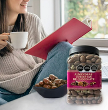 Cargar imagen en el visor de la galería, Almendras Member&#39;s Mark Cubiertas con Chocolate 1.35 kg -ZK