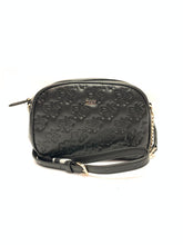 Cargar imagen en el visor de la galería, Bolsa Bolsa De Hombro Dkny Diseño Lisa Negra Con Correa De Hombro Negra Y Herrajes Metal. - BGP