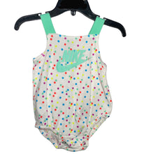 Cargar imagen en el visor de la galería, Divertidos Chapuzones. Trajes de Baño marca  Nike para Niña, Talla 6M, Disponibles en 3 Vibrantes Colores. - BGP