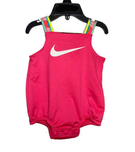 Cargar imagen en el visor de la galería, Divertidos Chapuzones. Trajes de Baño marca  Nike para Niña, Talla 6M, Disponibles en 3 Vibrantes Colores. - BGP