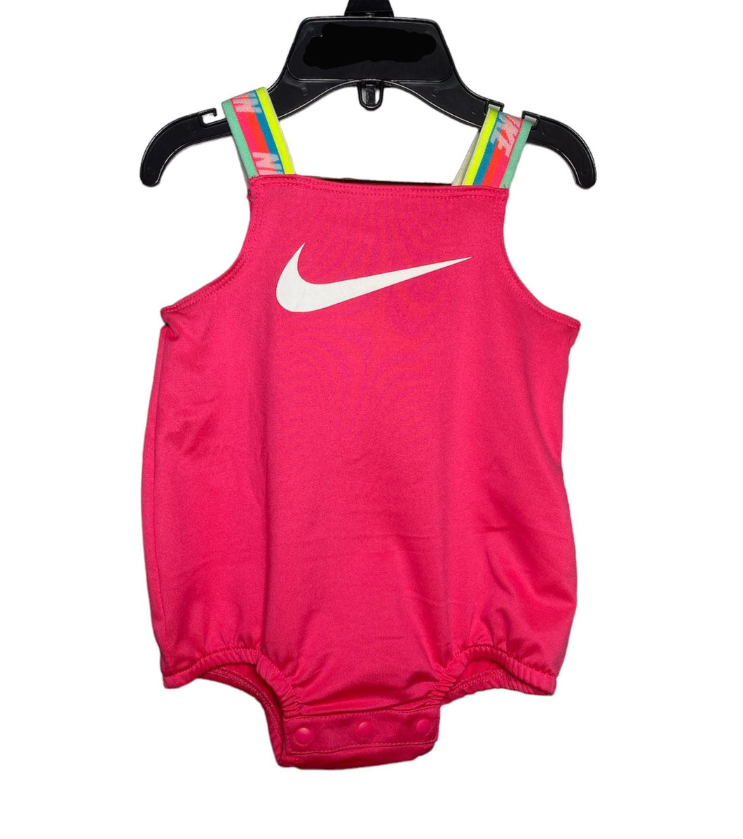 Divertidos Chapuzones. Trajes de Baño marca  Nike para Niña, Talla 6M, Disponibles en 3 Vibrantes Colores. - BGP