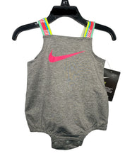 Cargar imagen en el visor de la galería, Divertidos Chapuzones. Trajes de Baño marca  Nike para Niña, Talla 6M, Disponibles en 3 Vibrantes Colores. - BGP
