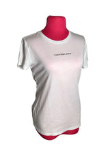 Cargar imagen en el visor de la galería, CAMISETA CALVIN KLEIN VARIOS COLORES - BGP
