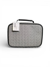 Cargar imagen en el visor de la galería, Neceser GUESS Original Gris Monograma con Franja Negra – Cosmetiquera - BGP