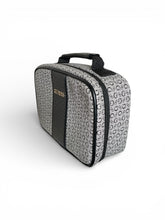 Cargar imagen en el visor de la galería, Neceser GUESS Original Gris Monograma con Franja Negra – Cosmetiquera - BGP