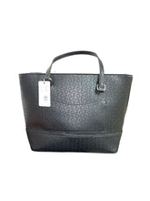 Cargar imagen en el visor de la galería, Bolsa Tote Guess Negra Monograma G – Elegancia Atemporal - BGP