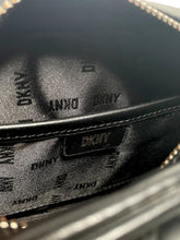 Cargar imagen en el visor de la galería, Bolsa Bolsa De Hombro Dkny Diseño Lisa Negra Con Correa De Hombro Negra Y Herrajes Metal. - BGP