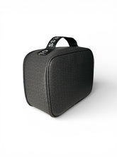 Cargar imagen en el visor de la galería, Neceser GUESS Original Monograma Negro – Cosmetiquera - BGP