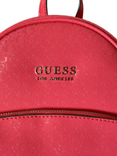 Cargar imagen en el visor de la galería, Mochila Mini Guess Monograma Coral Original Importada  21 Cm Alto × 17 Cm Ancho × 8 Cm Elegancia Práctica Con Un Toque Vibrante - BGP