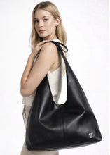 Cargar imagen en el visor de la galería, Bolso Hobo Negro Oversize Victoria’s Secret - BGP