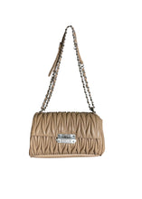 Cargar imagen en el visor de la galería, Bolsa Crossbody Steve Madden Acolchada Beige con Cadena - BGP
