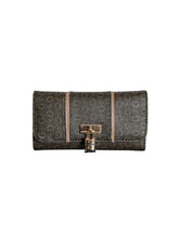 Cargar imagen en el visor de la galería, Cartera Larga GUESS Monograma Café con Broche Dorado - BGP