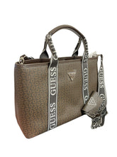 Cargar imagen en el visor de la galería, Bolsa Tote GUESS Monograma con Strap Ajustable y Mini Pouch - BGP