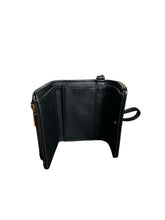 Cargar imagen en el visor de la galería, Cartera Wristlet Steve Madden Negra con Logo Dorado - BGP