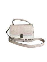 Cargar imagen en el visor de la galería, Crossbody GUESS Rosa Monograma con Asa y Correa Ajustable - BGP