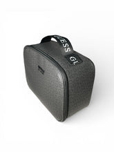 Cargar imagen en el visor de la galería, Neceser GUESS Original Monograma Negro – Cosmetiquera - BGP