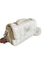 Cargar imagen en el visor de la galería, Bolsa Steve Madden blanca acolchada con cadena y pouch - BGP