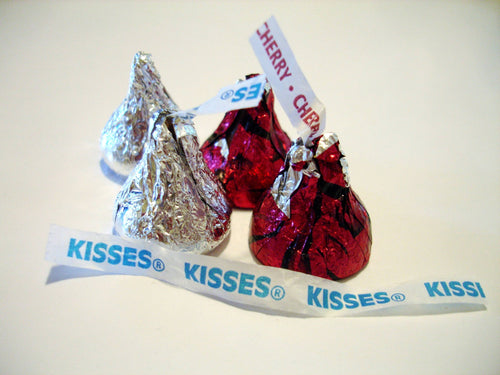 Media Caja Chocolates Hersheys Kisses (Kiss) Jr. en 16 piezas de 41.4gr - Hersheys-Chocolates-Hersheys-MayoreoTotal